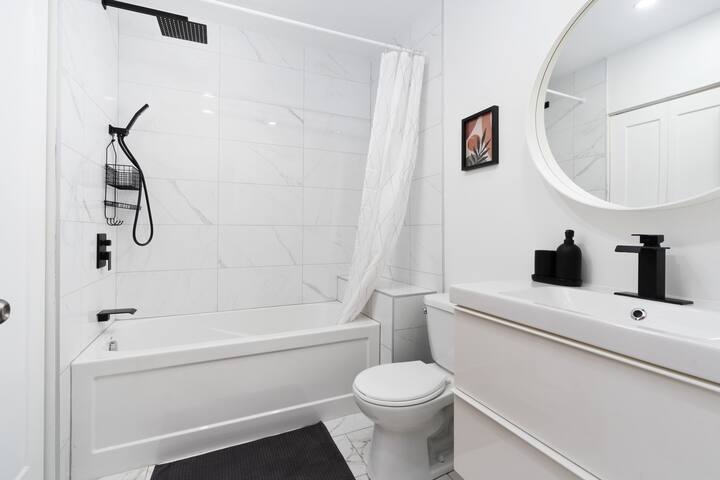 Unique,Old,Montreal,Parking & Yard Patio 10 Guests gallery image 4