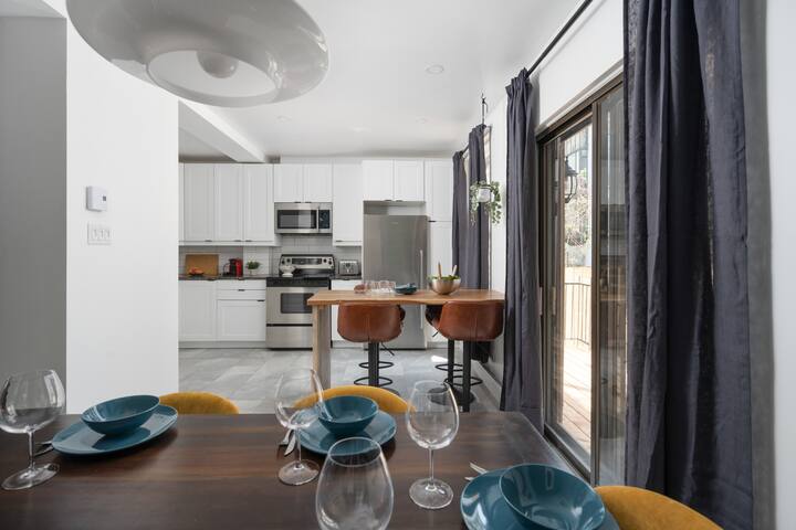 Unique,Old,Montreal,Parking & Yard Patio 10 Guests gallery image 2