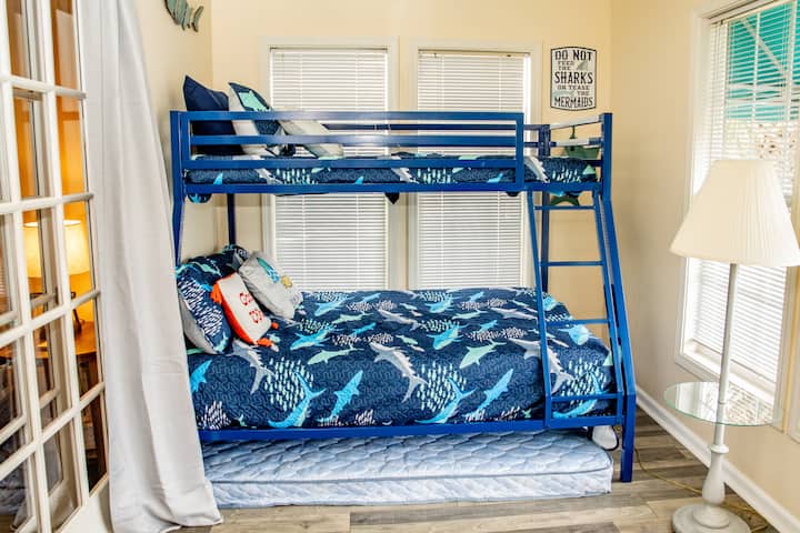 2 - ра спалня.  Двуетажни легла с две единични легла отгоре, пълни отдолу и още едно пълно легло, което се изтегля отдолу.