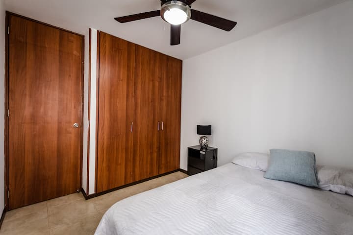 アパートにはとても快適な補助ルームが2つあり、それぞれにクローゼットと1人用のベッドがあります。 