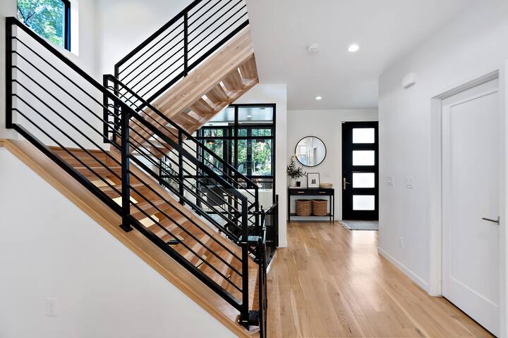 Luxury Home Steps from Tennyson gallery image 3