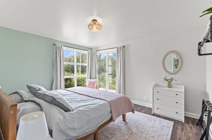 记忆泡沫加大双人床垫和遮光窗帘可以确保良好的睡眠体验。