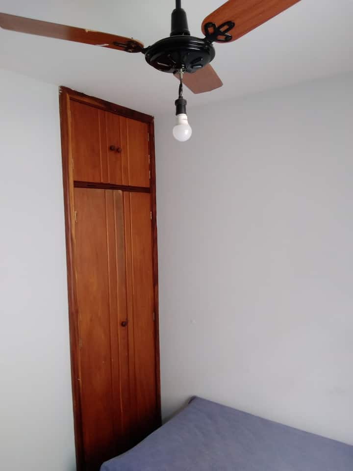Slaapkamer 1. Gastenkamer met 2 eenpersoonsbedden of 1 tweepersoonsbed, ingebouwde kast, plafondventilator en bureau met lades. 