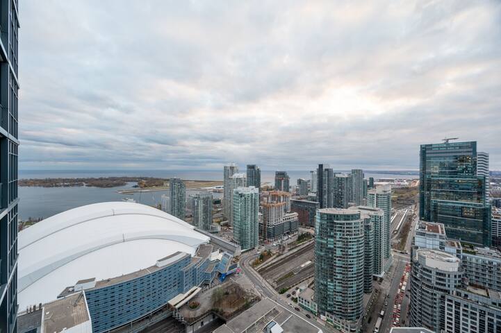 5-Star Panoramic View + Large Terrace By CN Tower gallery image 4