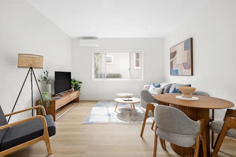 Beautiful 2 bedroom in Neutral Bay with parking