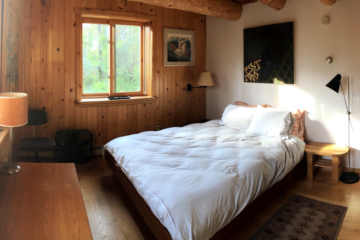 山顶小木屋、主卧（标准双人床、桌子、双人窗户、右侧开放式衣柜和抽屉）