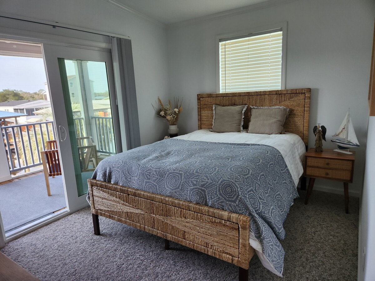 Bedroom 2 with Queen Bed