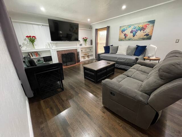 3 Bedroom Fully Equipped House by Studios/Airport!