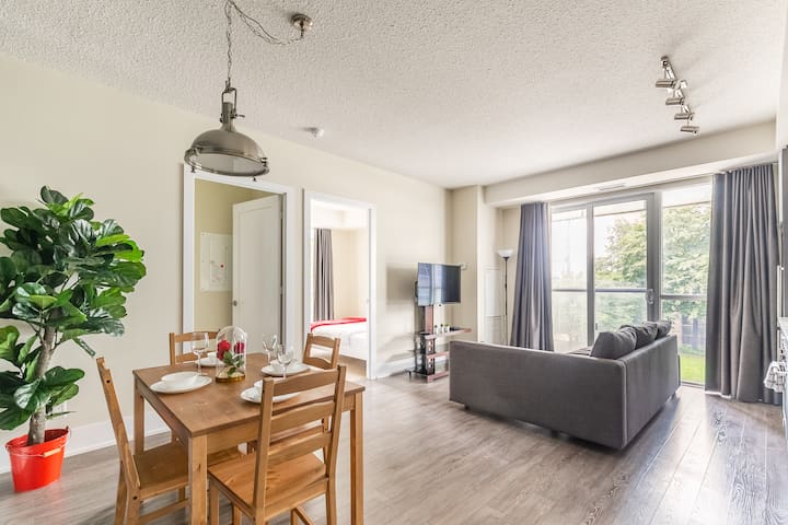 2BR 2 Bath Condo Across CN tower & MTCC