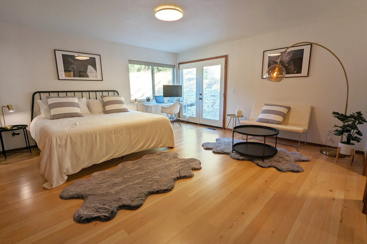 يحتوي الجناح الأساسي الفسيح على سرير بمقاس كبير ومنطقة جلوس ومكتب عمل مع إطلالة وأبواب فرنسية إلى الفناء الخلفي وحمام داخلي.