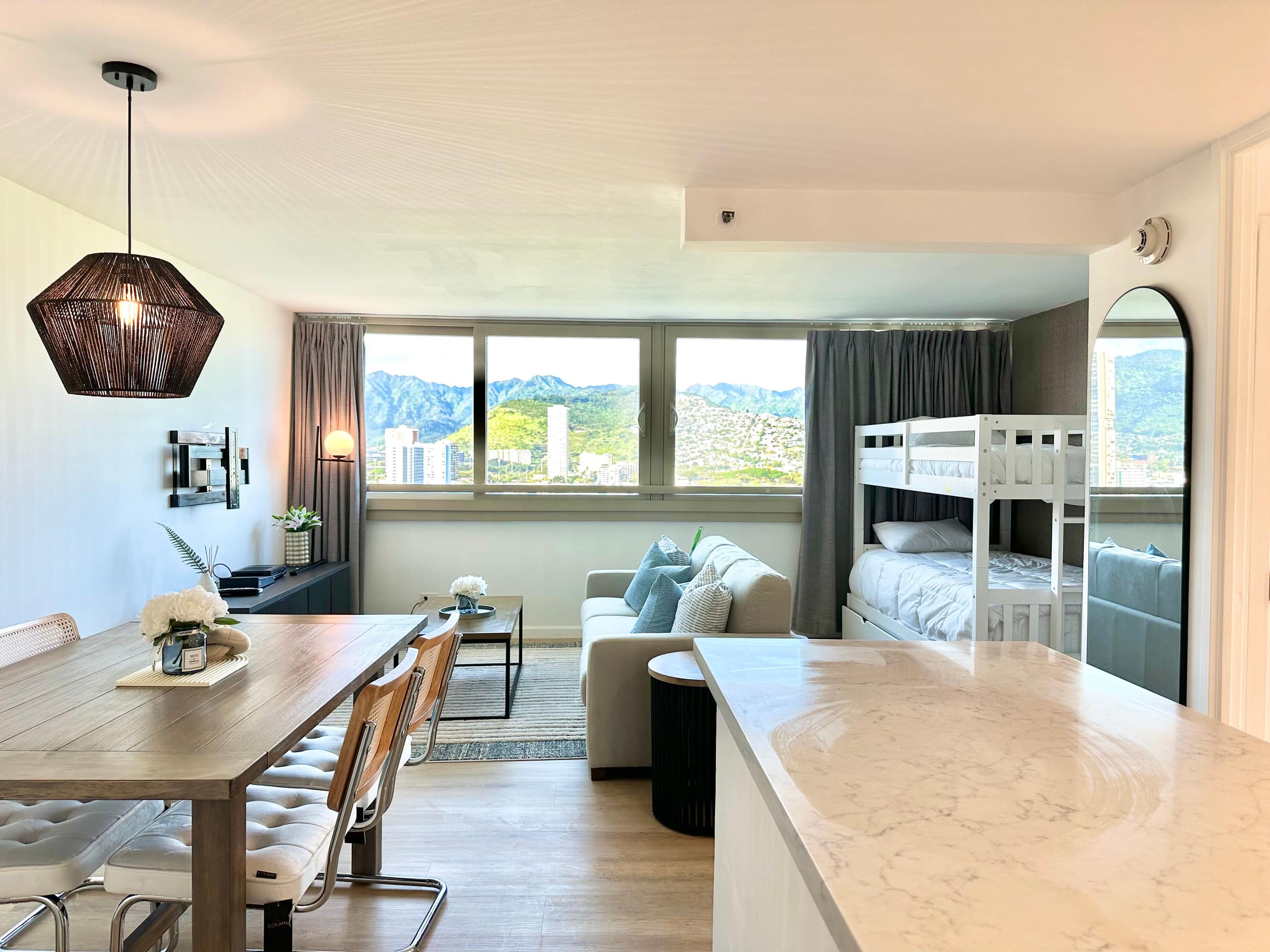 Modern Paradise Retreat in Waikiki - Image 28