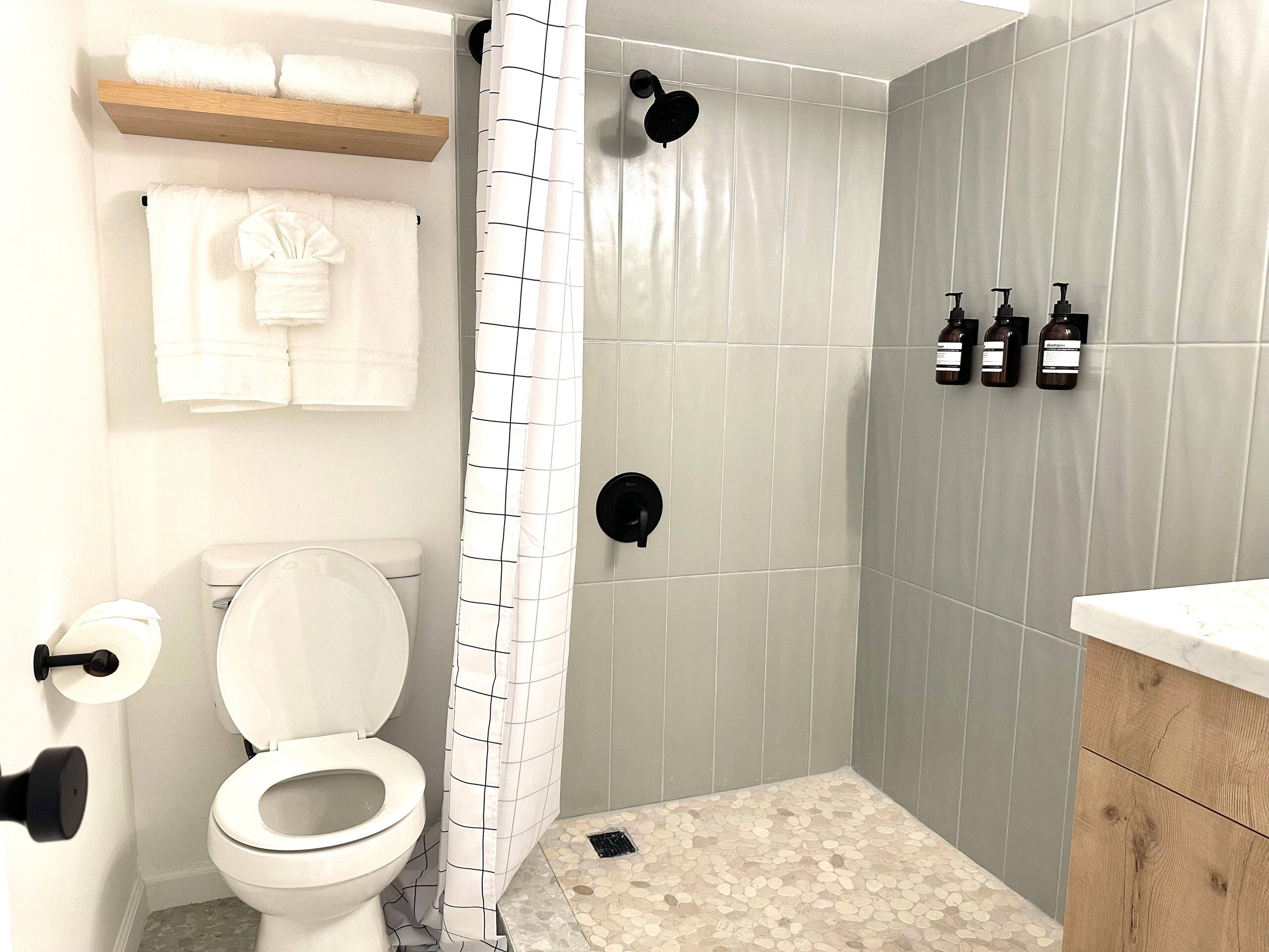 Modern Paradise Retreat in Waikiki - Image 40