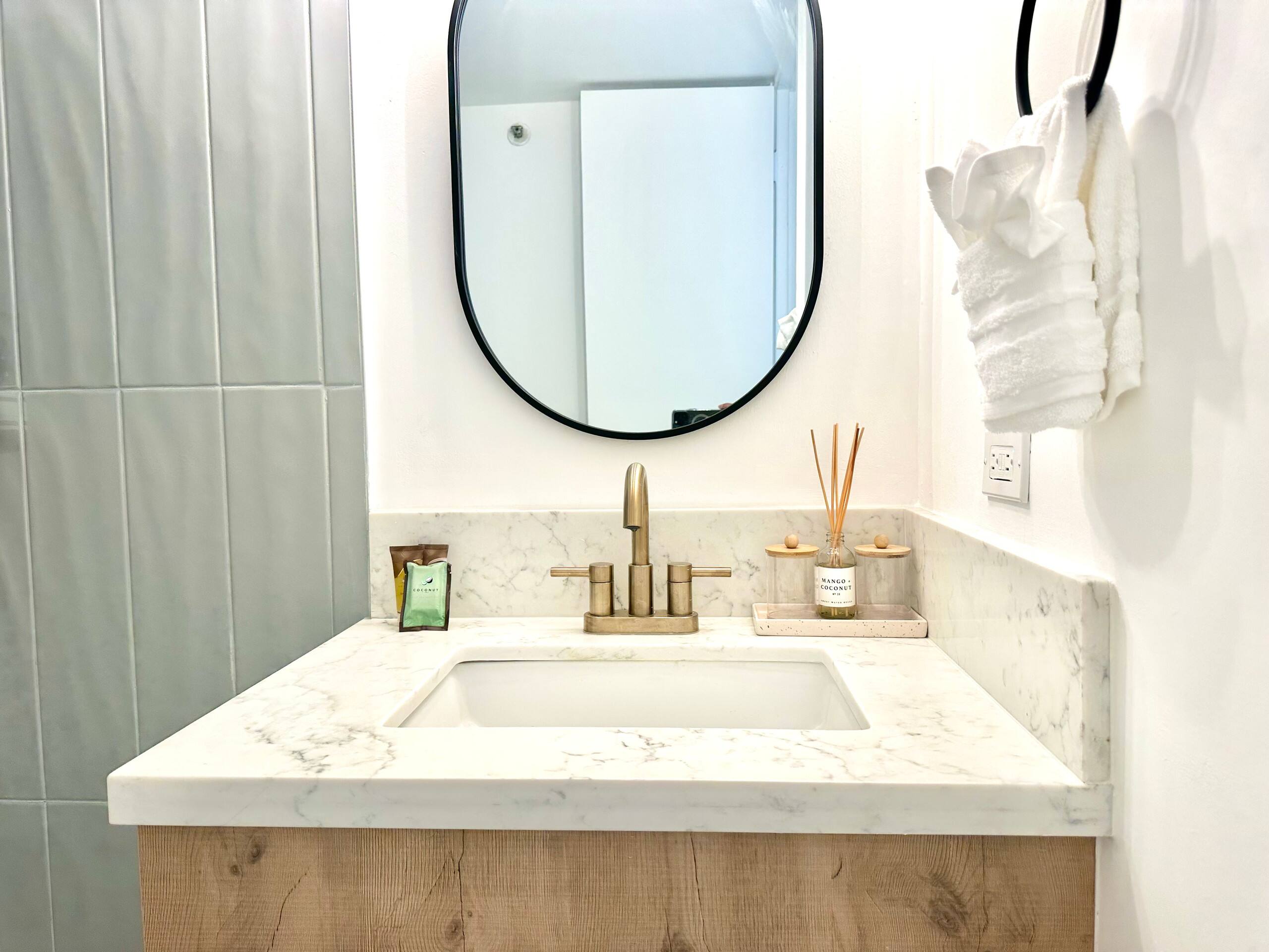 Modern Paradise Retreat in Waikiki - Image 38