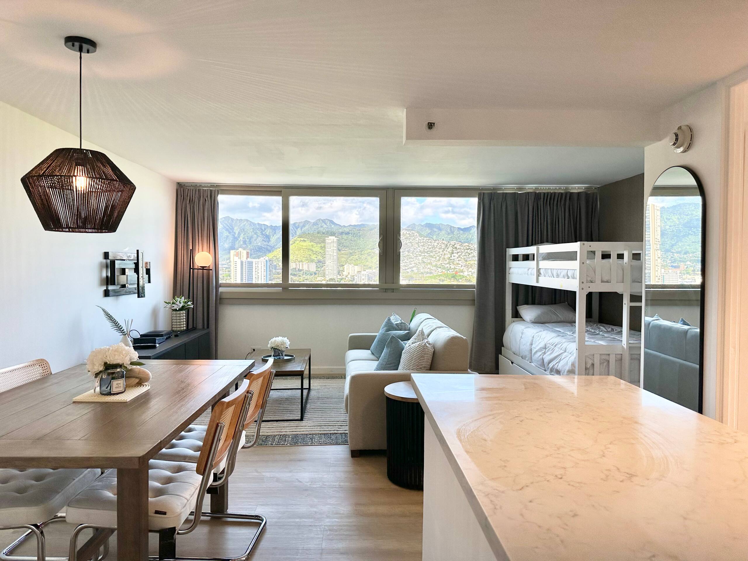 Modern Paradise Retreat in Waikiki - Image 32