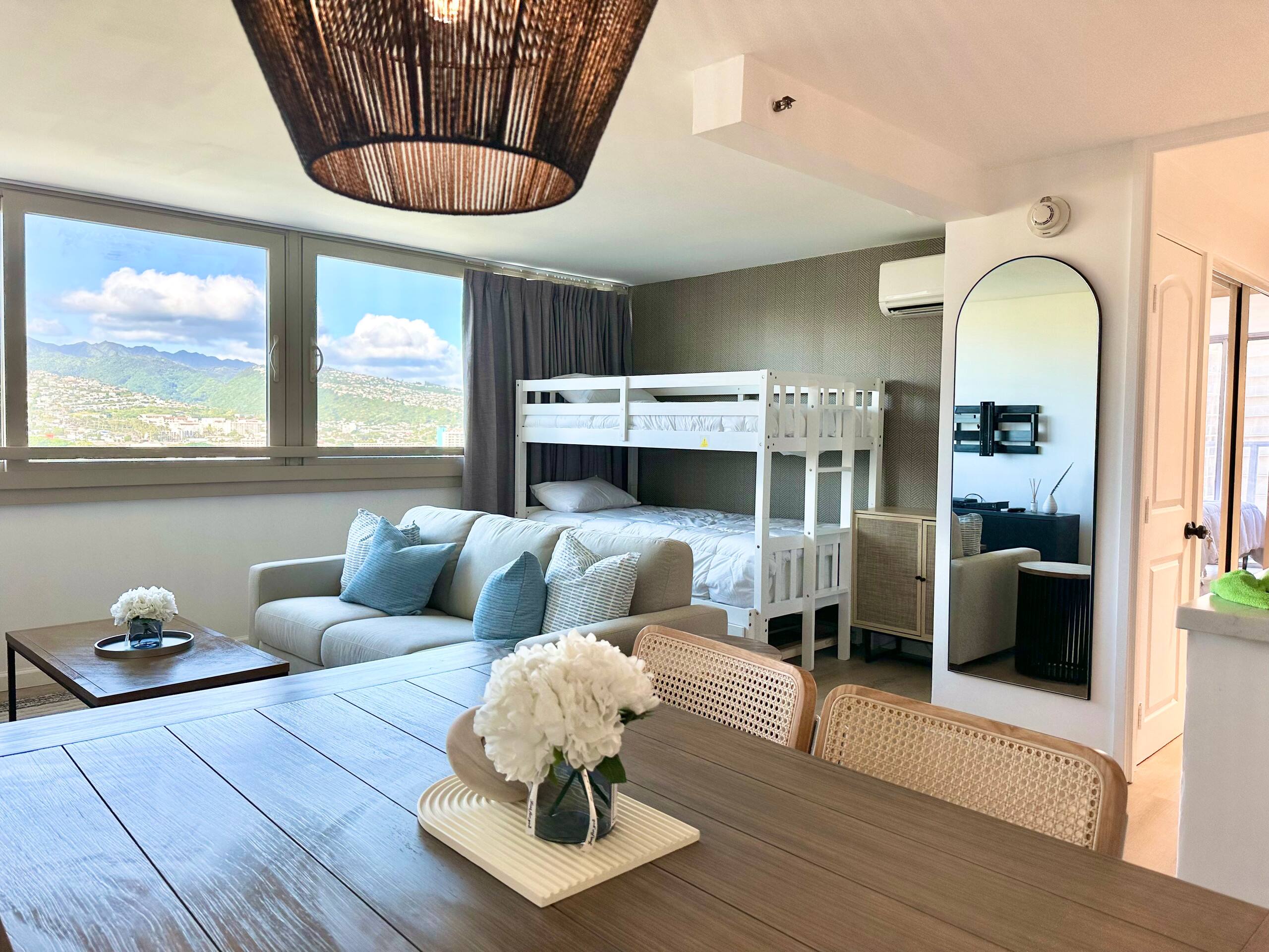 Modern Paradise Retreat in Waikiki - Image 30