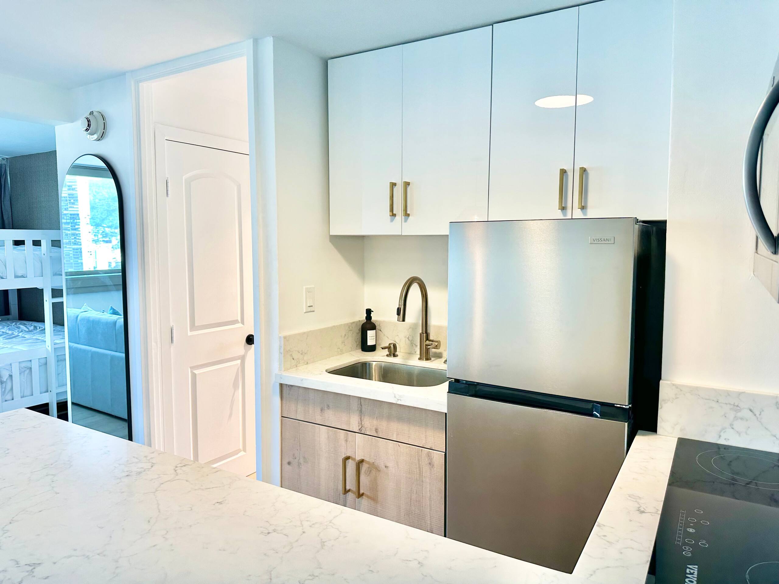 Modern Paradise Retreat in Waikiki - Image 25