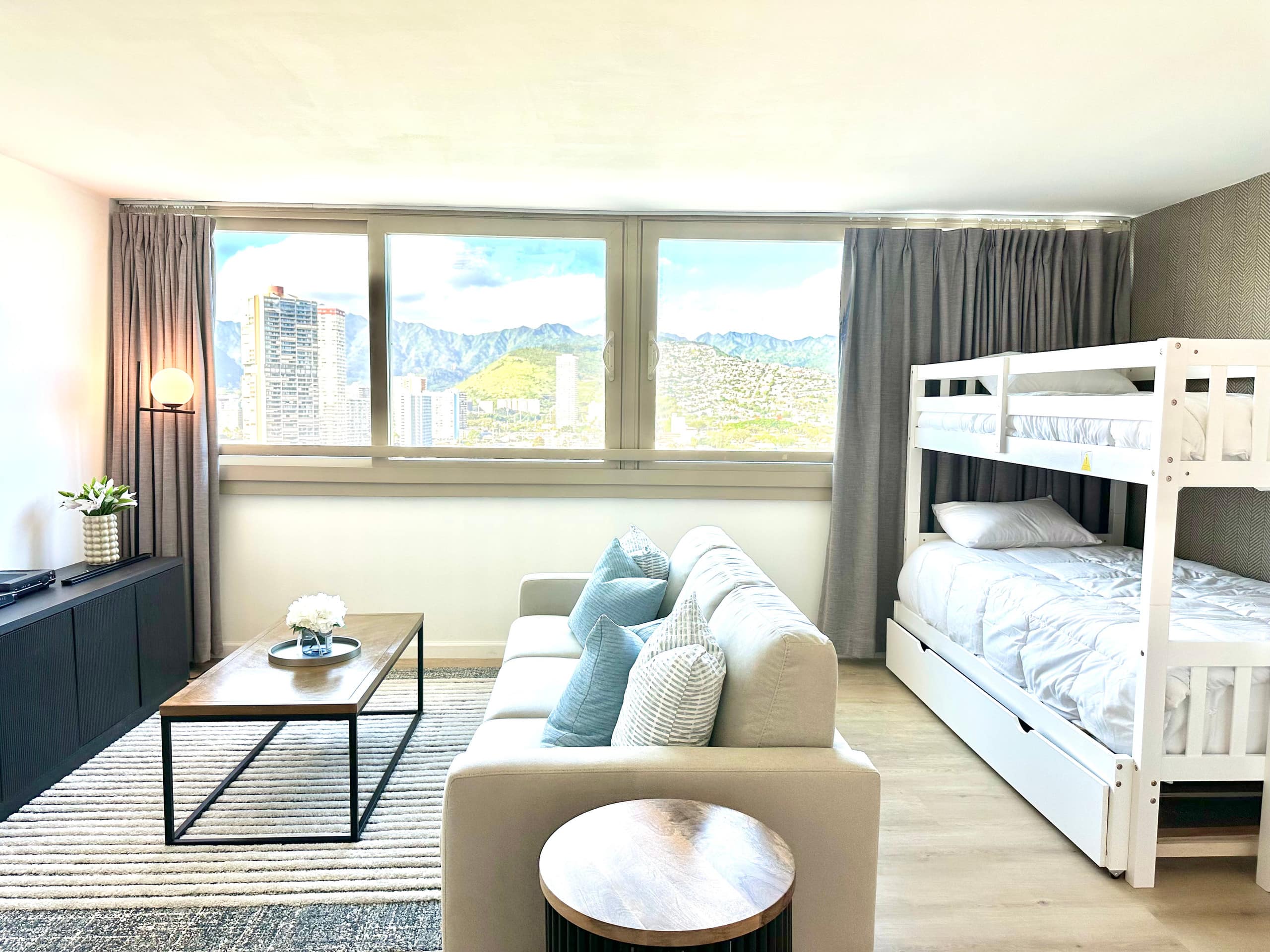 Modern Paradise Retreat in Waikiki - Image 31