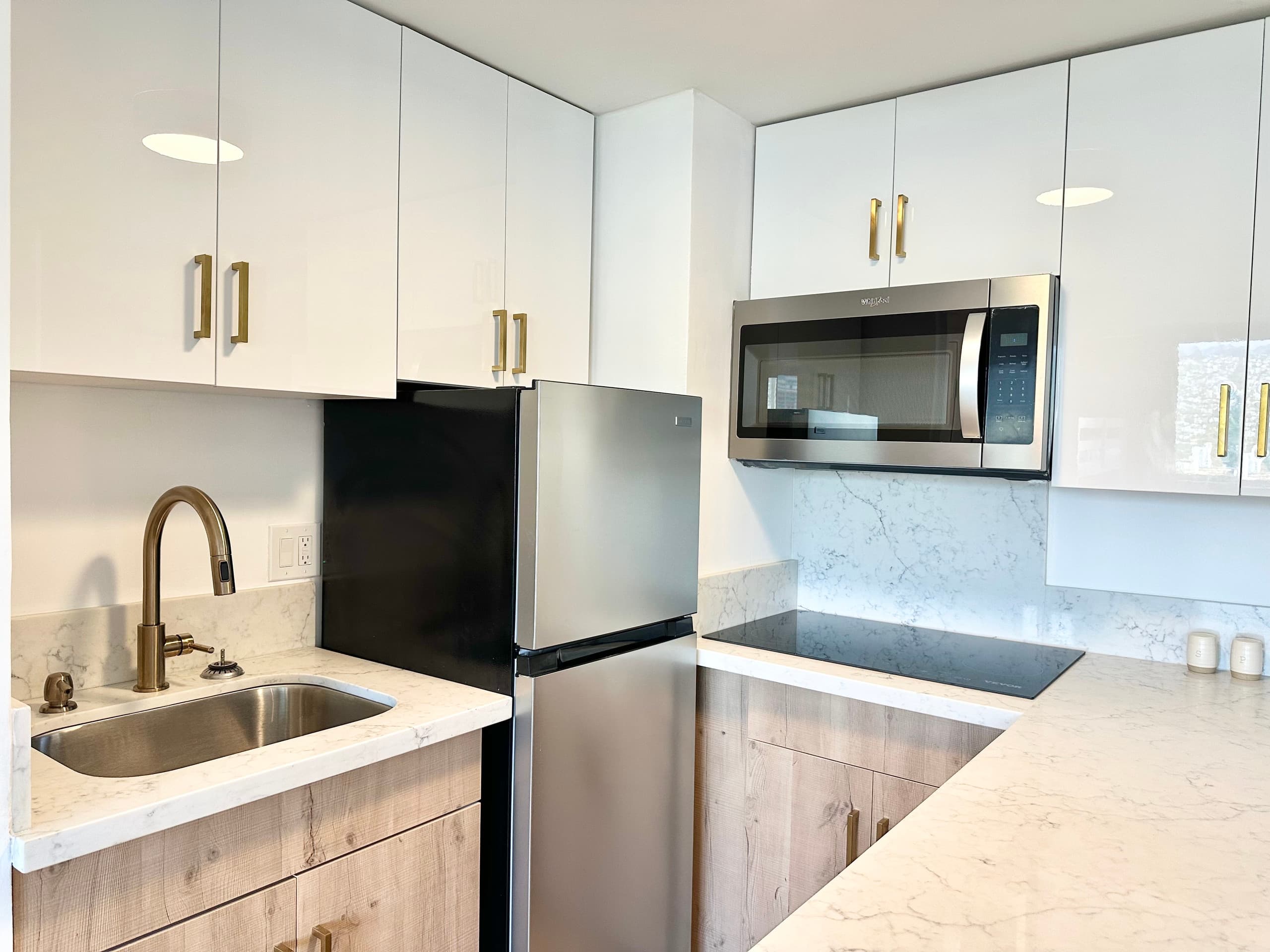 Modern Paradise Retreat in Waikiki - Image 24
