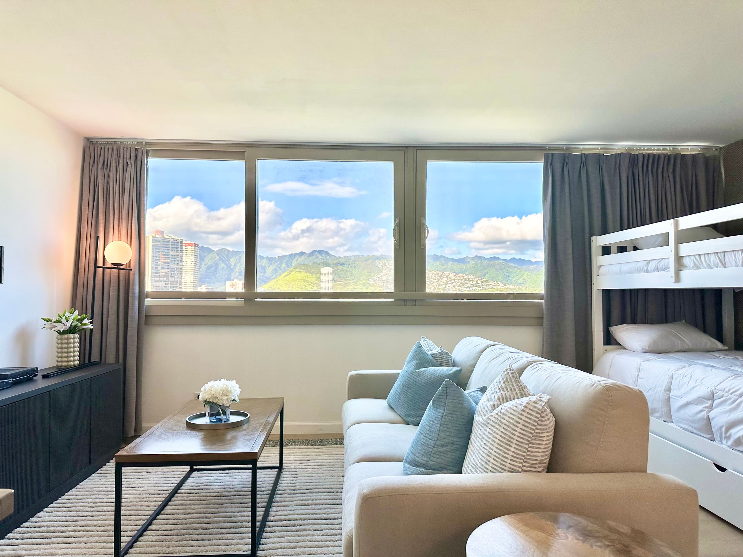 Modern Paradise Retreat in Waikiki - Image 27
