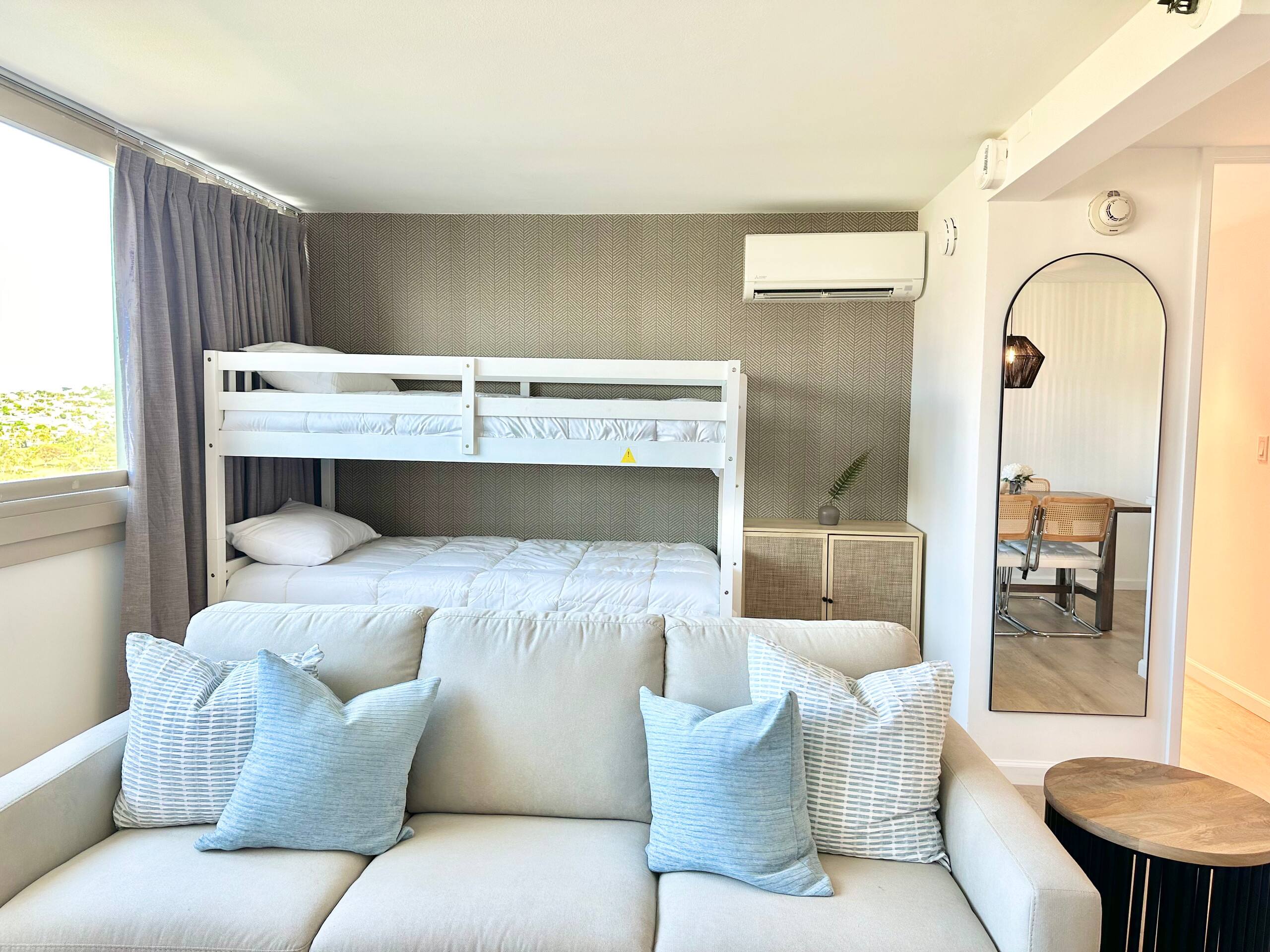 Modern Paradise Retreat in Waikiki - Image 26