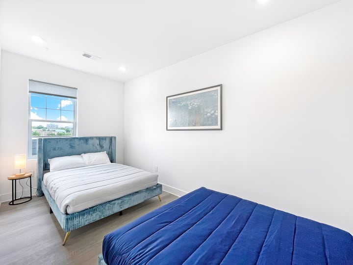 Chambre lumineuse avec des lits confortables, une literie douce et un style minimaliste moderne