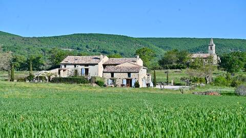 Haut Luberon Gîtes les Aurores 21 pax pool