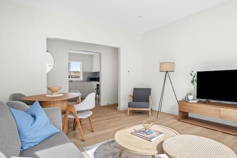 Bright 1 bed and study in Neutral Bay with parking