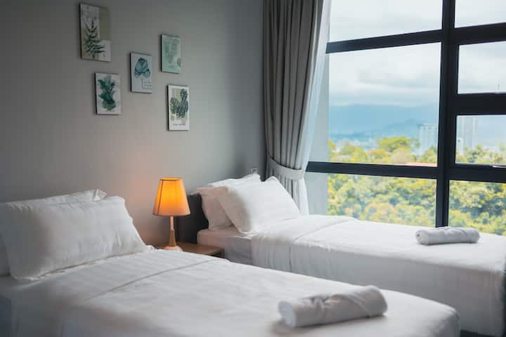 Mtazamo wa Mlima Kota Kinabalu.  Chumba cha kulala cha pili na brand ya Mystic Topaz #1 bora ya kuuza chiropractor inaunga mkono mfumo wa kulala kwa vitanda vyote viwili