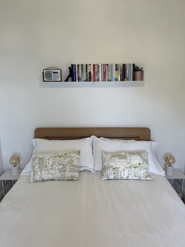 חדר שינה קדמי - מיטת קינג סייז.