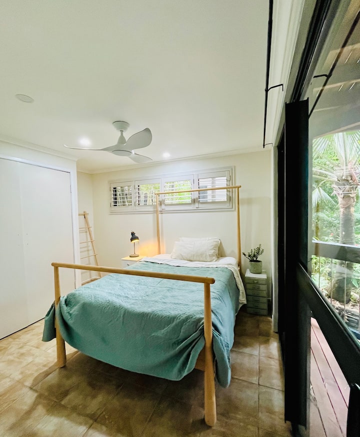 מיטה זוגית נעימה עם נוף לטבע מכל חלון.