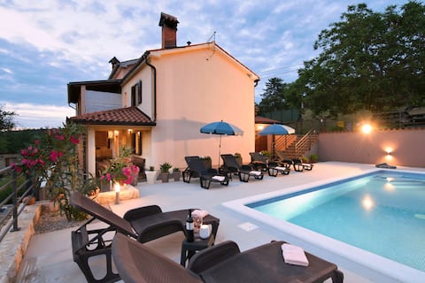 Popular Airbnb listing: Romantic Villa with pool & panoramic nature views in Općina Sveta Nedelja