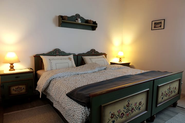 Soveværelse 
tidligere almindeligt og nu ekstraordinært - både  i design og størrelse.
Bemærk: Det er to enkeltsenge, der skubbes sammen. Sengens mål per seng 190 x 190 cm.
Efter anmodning kan sengene også adskilles.