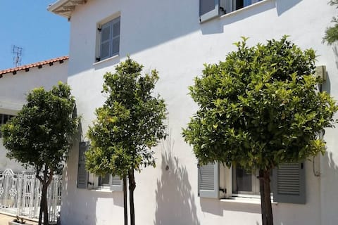 Popular Airbnb listing: White Villa in Δήμος Αριστοτέλη