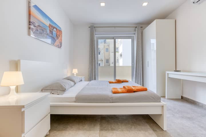 غرفة نوم حديثة مع خزانة ملابس كبيرة