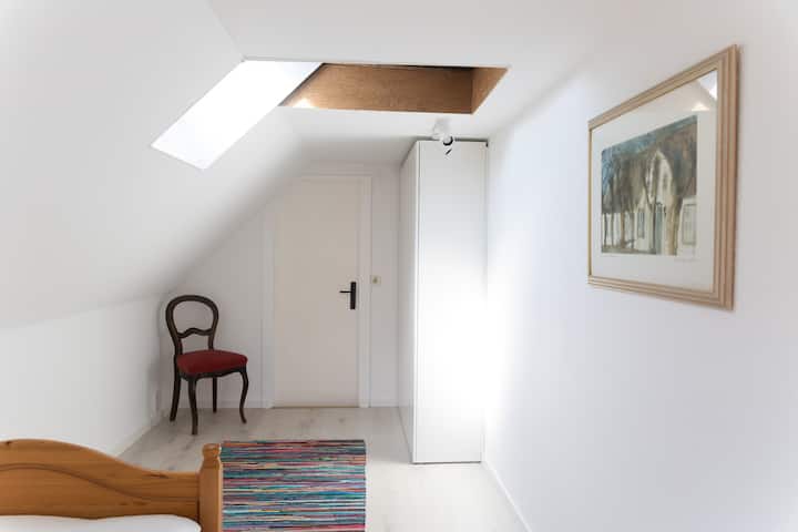 Schlafzimmer 2 mit Kleiderschrank.