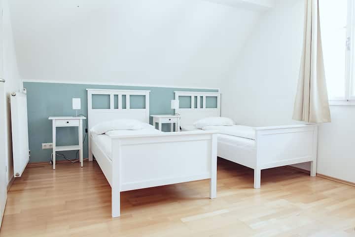 Turquoise Room (Room 5): two single beds & Smart TV