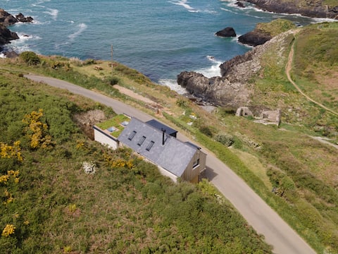 Cliff-top Cottage on Coast Path w/Panoramic Views