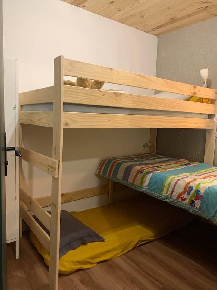 Dječja soba, 2 kreveta za jednu osobu + 1 dodatni madrac 