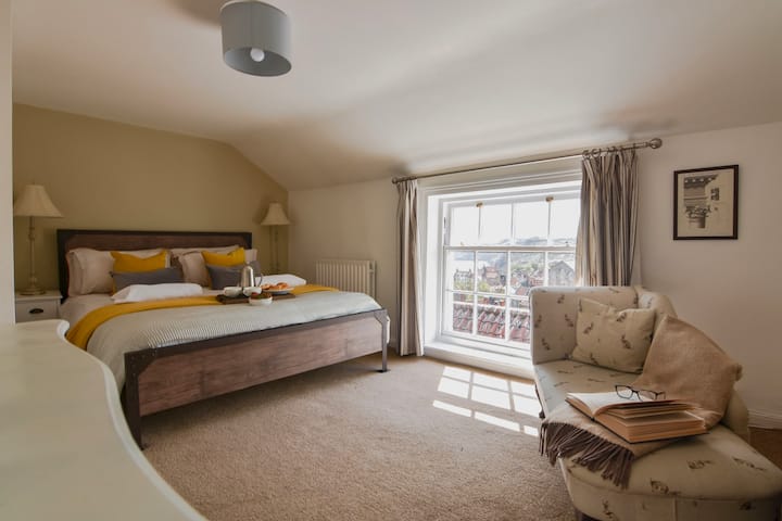 חדר שינה עליון עם נוף יפהפה לכפר ולים.