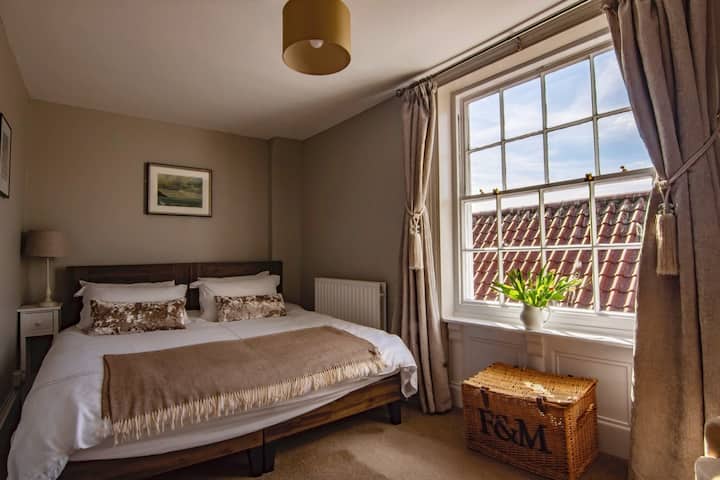 חדר השינה בקומה הראשונה היה כפול. ניתן להפריד את זה כדי ליצור חדר זוגי.