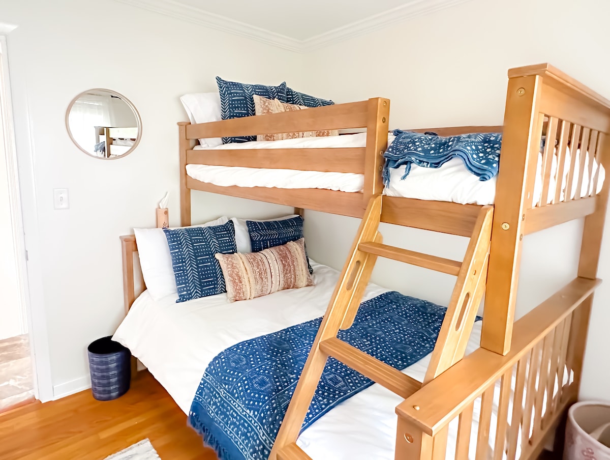 Naša tretia spálňa má poschodovú posteľ s plným matracom na dne a matracom pre dve osoby na vrchu. 