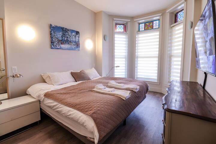 Modern Victorian w/Parking by UofT & Rogers Center gallery image 2