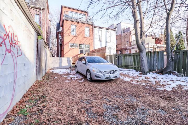 Modern Victorian w/Parking by UofT & Rogers Center gallery image 5