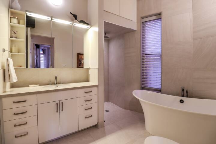 Modern Victorian w/Parking by UofT & Rogers Center gallery image 3