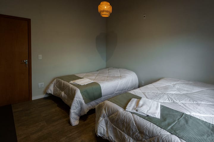 Dormitorio 02 (consta de cama doble y cama individual).
