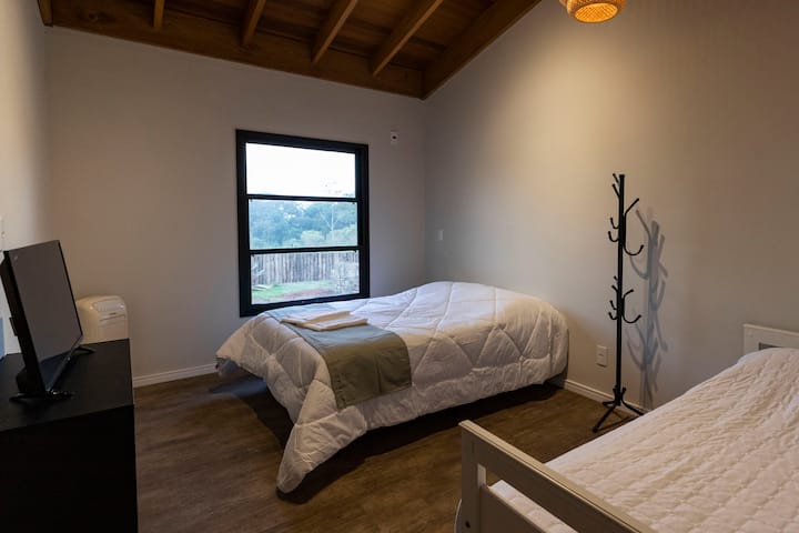 Dormitorio 01 (foto tomada cerca de la puerta de la habitación).