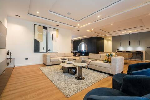 Opulent Oasis: Penthouse in Lekki wPool & Gym