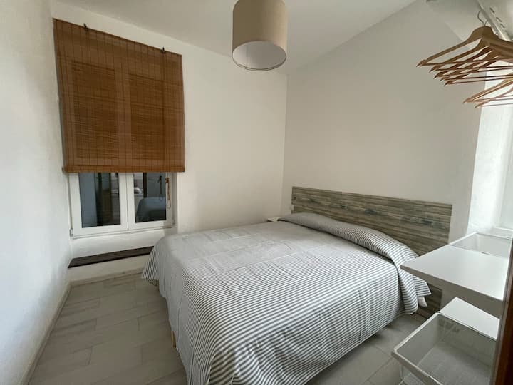 deuxième chambre double, entrée par porte communicante avec l'autre chambre, porte fenêtre sur la cour intérieure