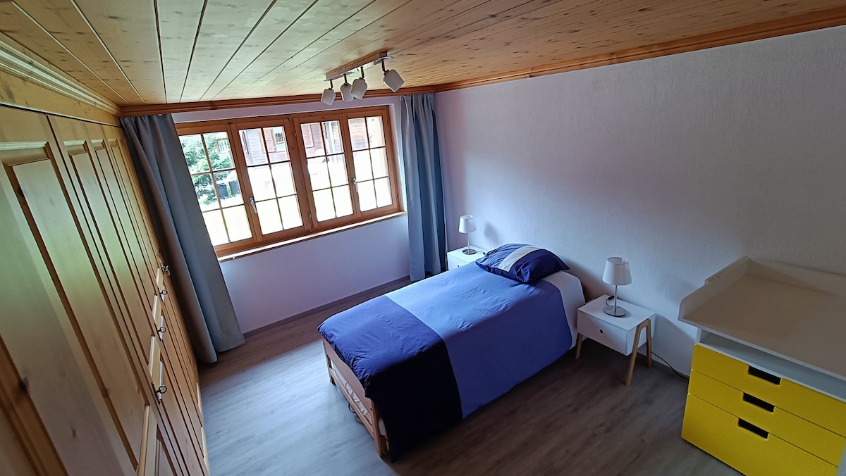 Habitación para 2 personas (2x cama individual) con armario doble, armario individual y estantes. 