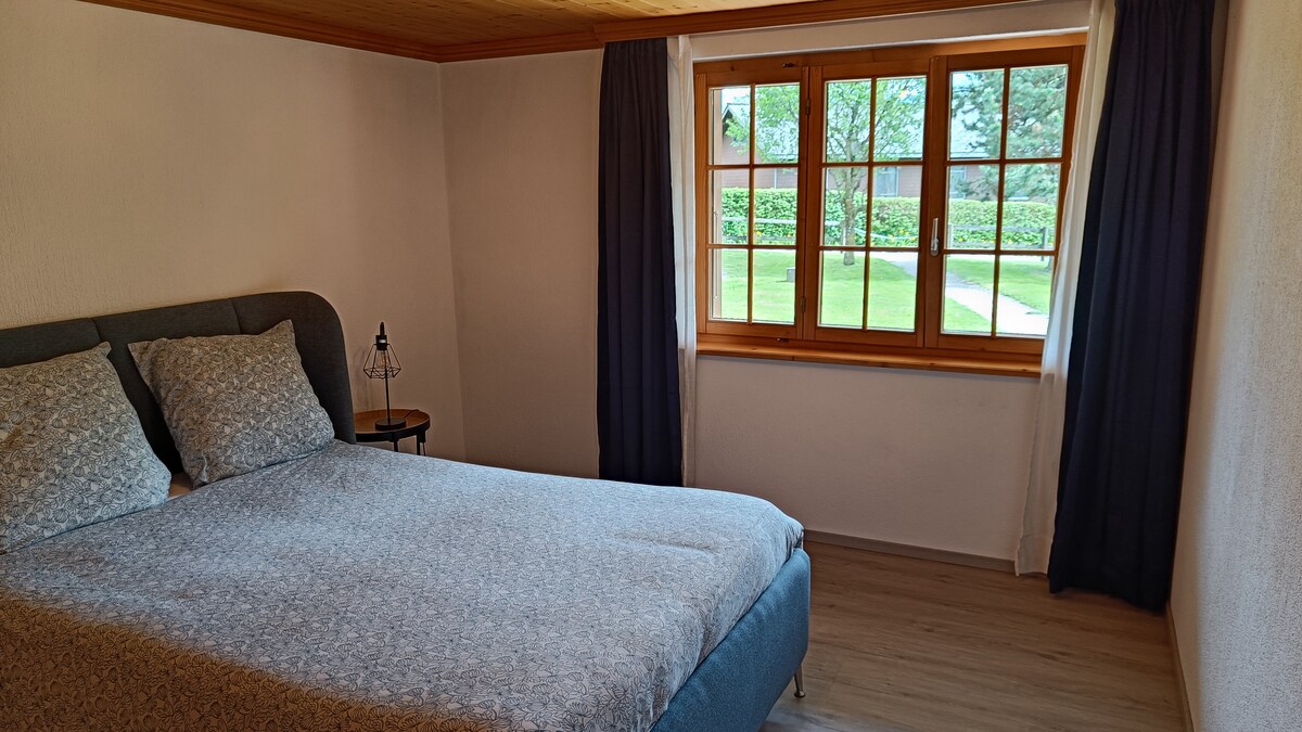 Amplia habitación doble con mucho espacio de almacenamiento (armario doble y estantería).